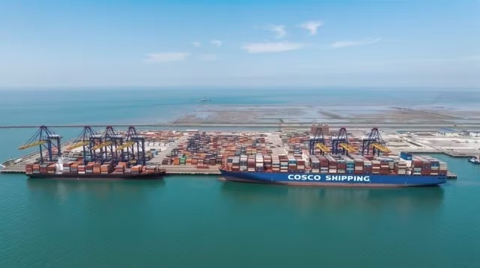 Hai Phong port receives ultra-large container vessel